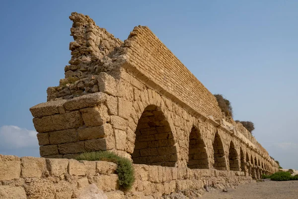 Ancient Roman Aqueduct Caesarea Israel Beach Clear Sunny Day — Stock Photo, Image