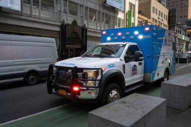 New York, ABD - 20 Temmuz 2023: Bir ambulans Manhattan, New York caddesinde trafikten geçiyor, ışıkları ve sirenleri açık..