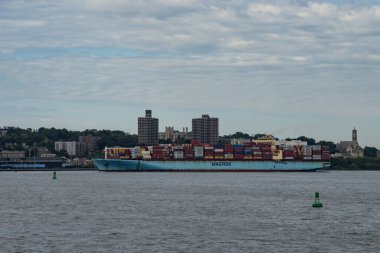 New York, ABD - 21 Temmuz 2023: Konteynırlarla dolu bir kargo gemisi New York körfezine giriyor.