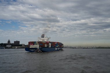 New York, ABD - 21 Temmuz 2023: New York körfezinden ayrılan konteynırlarla dolu bir kargo gemisi.