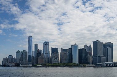Manhattan silueti kısmen bulutlu bir günde denizden görüldüğü gibi.