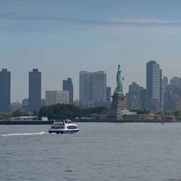 Nova York Eua Julho 2023 Ferry Turístico Caminho Estátua Liberdade — Fotografia de Stock