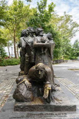 New York, ABD - 21 Temmuz 2023: Göçmenler, Battery Park, New York 'ta bronz bir heykel.