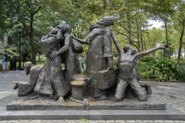 New York, ABD - 21 Temmuz 2023: Göçmenler, Battery Park, New York 'ta bronz bir heykel.