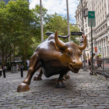 New York, ABD - 21 Temmuz 2023: Manhattan 'da Wall Street' in bir sembolü olan boğa bronz heykeli.