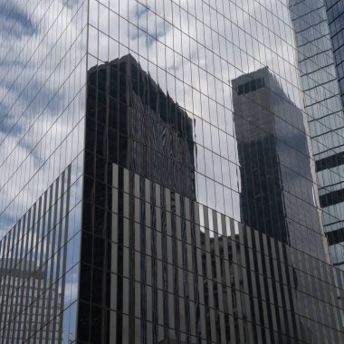 Gökdelenler başka bir gökdelenin camına yansıyor, Manhattan, New York.