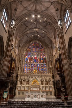 New York, ABD - 21 Temmuz 2023: Büyük vitray pencereli Trinity Kilisesi, Manhattan.