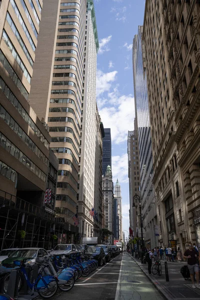 New York, ABD - 21 Temmuz 2023: Manhattan 'da gökdelenleri, trafik ve kiralık bisikletleri olan tipik bir cadde.