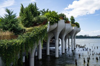 New York 'ta, Manhattan' ın batısındaki Hudson Nehri 'nde bulunan yapay bir ada parkı..
