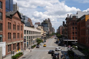 New York, ABD - 22 Temmuz 2023: Kısmen bulutlu bir günde, New York 'un Chelsea mahallesinde tipik bir cadde.