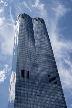 New York, ABD - 22 Temmuz 2023: 15 Hudson Metrosu 'ndaki meskun gökdelen, Chelsea, New York, kısmen bulutlu bir günde.