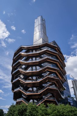 New York, ABD - 22 Temmuz 2023: The Vessel structure, Hudson Yards, Chelsea, New York, kısmen bulutlu bir günde.