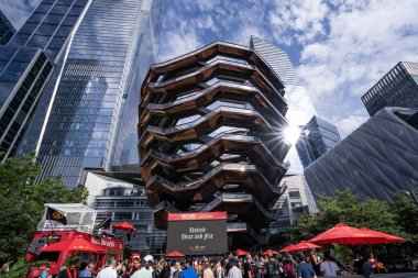 New York, ABD - 22 Temmuz 2023: The Vessel structure, Hudson Yards, Chelsea, New York dışında bir açık hava etkinliği kısmen bulutlu bir günde.