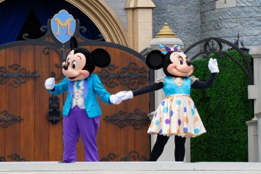 Orlando, ABD - 25 Temmuz 2023: The Minnie and Mickey Mouse karakterleri Disney World 'deki Cinderella kalesinin önündeki gösteride.