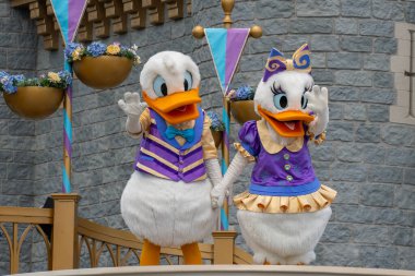 Orlando, ABD - 25 Temmuz 2023: The Donald and Daisy Duck karakterleri Disney World 'deki Sihirli Krallık' taki Cinderella kalesinin önündeki bir gösteride.