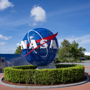 Merritt City, ABD - 3 Ağustos 2023: Kennedy Uzay Merkezi girişindeki NASA üç boyutlu işareti.