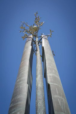 Kudüs, İsrail - 12 Mart 2024: Hoşgörü Anıtı, İsrail 'de birlikte yaşama olanağı sunan bir metal heykel, Kudüs' ün Yahudi ve Arap mahalleleri arasındaki çizgide dikildi..