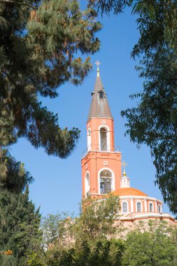 Yafa, İsrail - 6 Nisan 2024: Aziz Peter ve Aziz Tabitha Rus Ortodoks Kilisesi, Jaffa, İsrail 'de, ağaçlarla çevrili, güneşli bir günde.