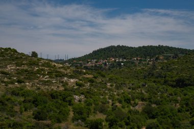 İsrail 'in Judea dağlarında bir köy, kısmen bulutlu bir bahar gününde..