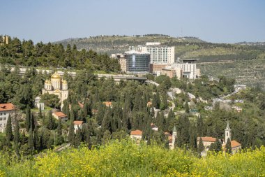 Kudüs, İsrail - 3 Mart 2024: Ein Karem Mahallesi, Kudüs 'te Hadassah Hastanesi ve birkaç kilise manzarası.