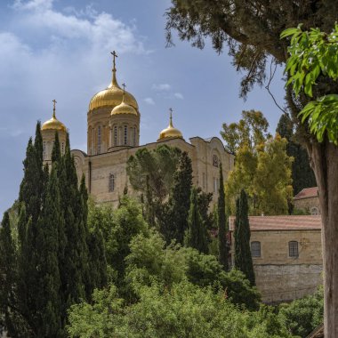 Kudüs, İsrail - 11 Mayıs 2024: Kudüs 'ün bir mahallesi olan Ein Karem' deki Gorny Rus Ortodoks manastırı ve kilise yerleşkesi.