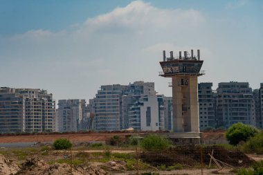 Tel Aviv, İsrail - 20 Temmuz 2024: Yozlaşmış kontrol kulesi kapalı Sde Dov havaalanından geriye kalanlar..