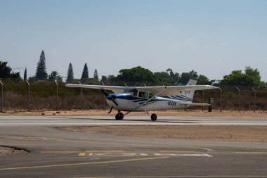 Herzliya, İsrail - 23 Temmuz 2024: Herzliya havaalanı pistinden kalkışa hazırlanan hafif bir uçak.
