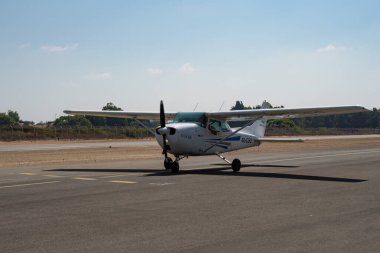 Herzliya, İsrail - 23 Temmuz 2024: Herzliya havaalanı pistinden kalkışa hazırlanan hafif bir uçak.