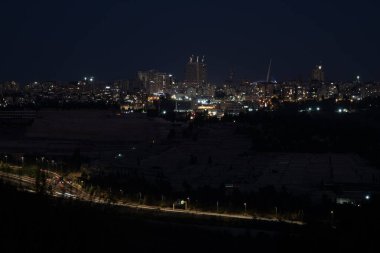 Kuzey Kudüs 'ün ufuk çizgisi, İsrail, gece vakti aydınlık.
