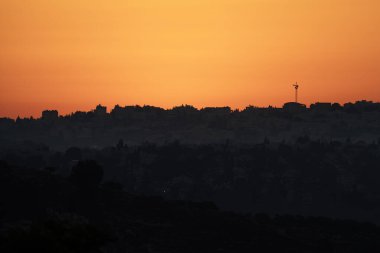 Kudüs, İsrail ve Judea dağları puslu bir şafakta, güneşin şehrin üzerinde belirmesinden dakikalar önce.