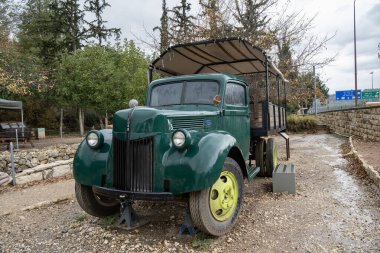 Shaar Hagai, İsrail - 30 Aralık 2024: İsrail Bağımsızlık Savaşı sırasında Kudüs 'e temel erzakları getiren tedarik konvoylarından yenilenmiş bir kamyon.