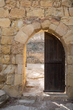 Kudüs, İsrail yakınlarındaki Haçlı döneminden kalma eski ve güçlendirilmiş bir taş binanın kapısı..
