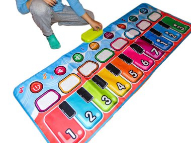 Çocuklar için müzikal halı. Oyuncak beyazda izole