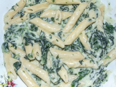 Gorgonzola ve krem peynirli ıspanak soslu makarna.