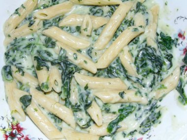 Gorgonzola ve krem peynirli ıspanak soslu makarna.