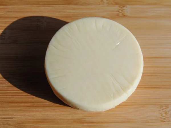 Stück Käse Auf Einem Hölzernen Hintergrund — Stockfoto