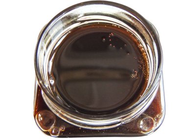 Beyaz arka planda izole edilmiş kavanozdaki kestane balı