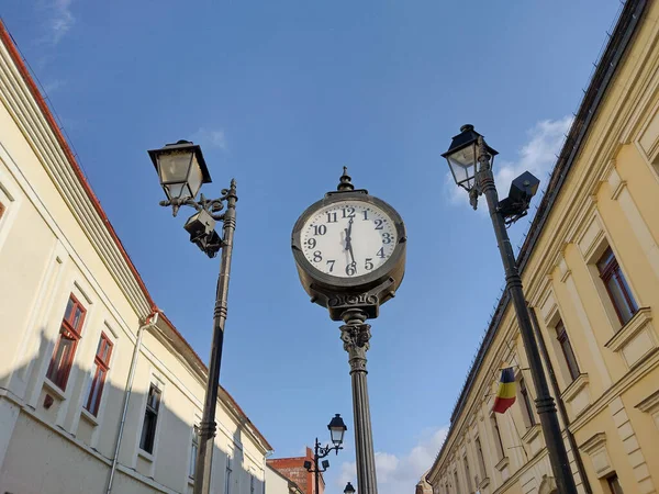 Ρολόι Και Κτίρια Δρόμο Στην Πόλη Baia Mare Ρουμανία — Φωτογραφία Αρχείου