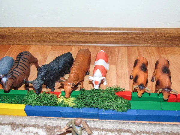 Zabawkowe Krowy Farmie Stworzonej Przez Dziecko — Zdjęcie stockowe