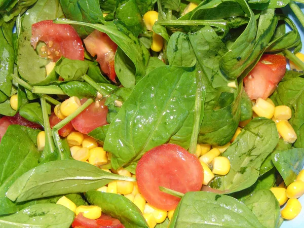 菠菜沙拉配西红柿和玉米 新鲜蔬菜 — 图库照片