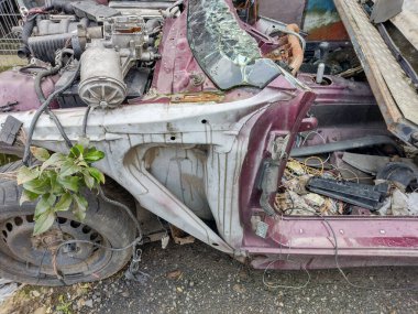 Sökülmüş araba, servis dışı. Hasarlı araba