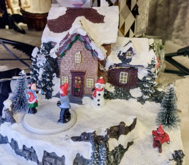 İnsanlar ve evle minyatür kış sahnesi. Noel süslemesi