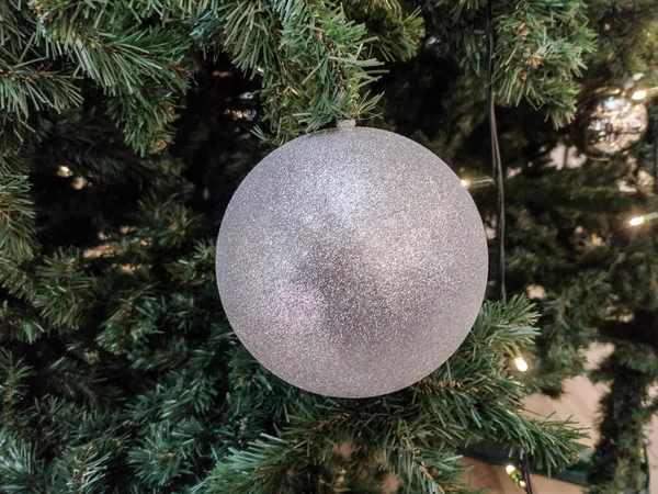 Gömb Egy Karácsonyfán — Stock Fotó
