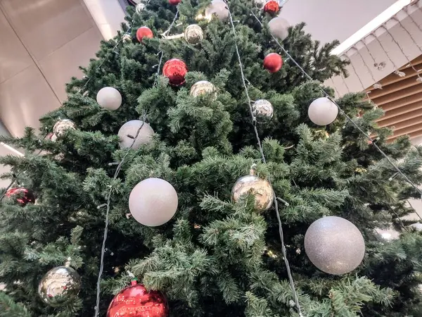 Chrstimas Baum Mit Globen Und Lichtern — Stockfoto