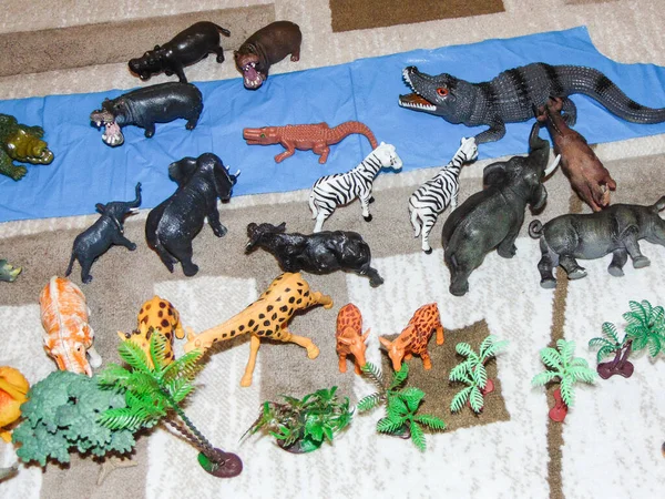 Afrikaanse Speelgoeddieren Geplaatst Tapijt Door Een Kind — Stockfoto