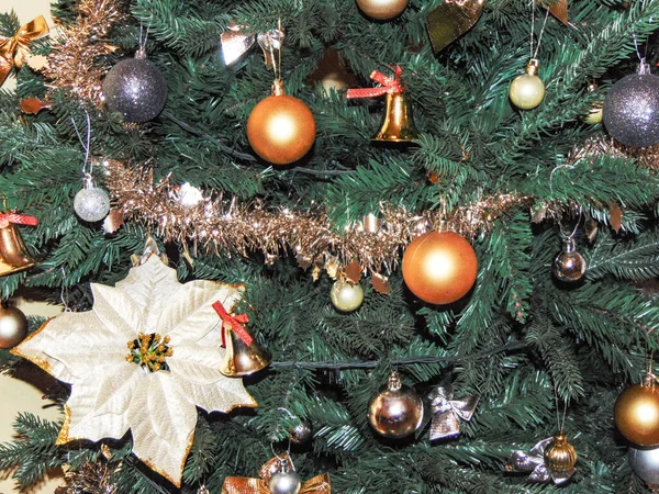 Karácsonyfa Díszített Arany Ezüst Földgömbök — Stock Fotó