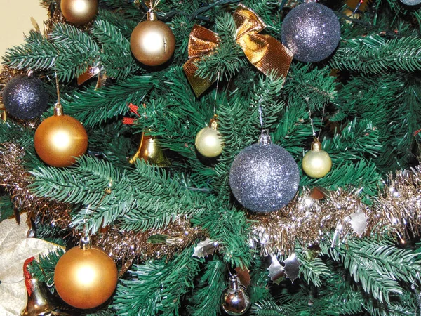 Weihnachtsbaum Mit Goldenen Und Silbernen Kugeln Geschmückt — Stockfoto