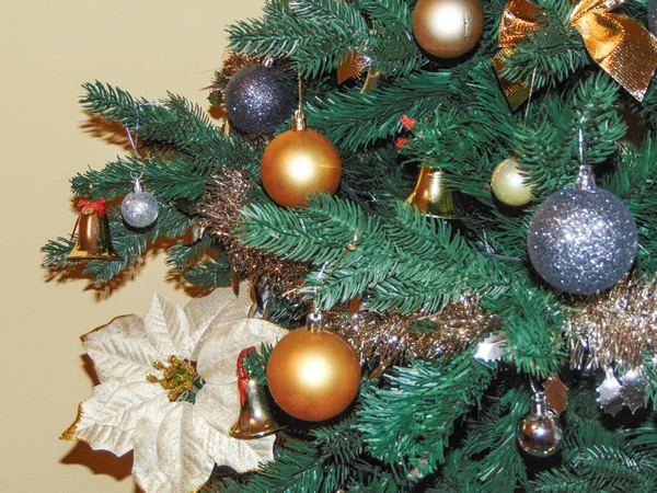Kerstboom Versierd Met Gouden Zilveren Globes — Stockfoto