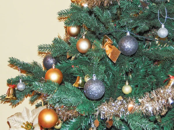 Karácsonyfa Díszített Arany Ezüst Földgömbök — Stock Fotó