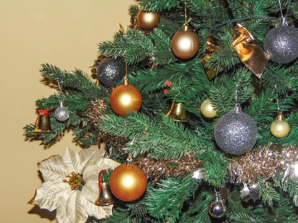 Рождественская Елка Украшена Золотыми Серебряными Шарами — стоковое фото